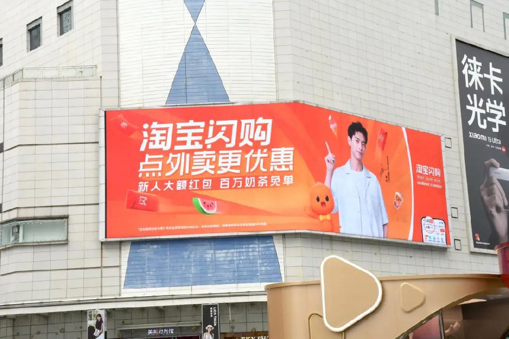 迪卡侬连开三店；古茗“卷”平价咖啡；公交厢里开7-11便利店